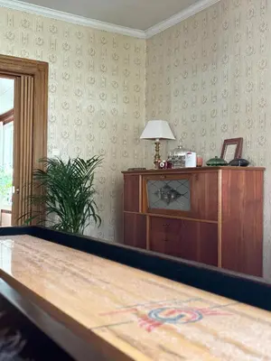 a living room with a table and a dresser at Apotekbygget in Nesbyen