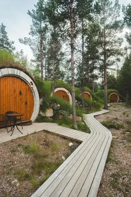 a wooden walkway in a garden with a wooden building at Eventyrhyttene i Jotunheimen in Stuttgongfossen