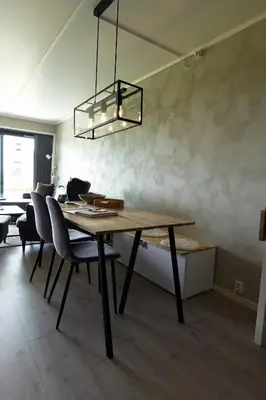 a dining room with a wooden table and chairs at Lys og moderne leilighet rett ved skiløypa på Nordseter - Kort vei til Sjusjøen, Lillehammer og Hafjell - Dyr ikke tillatt in Nordseter