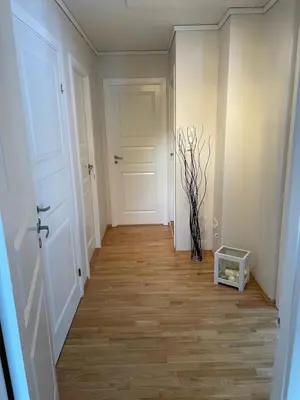 an empty hallway with a white door and a room at Tunold Gård - Kårhus in Mindresunde