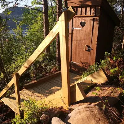 a wooden ramp leading to a out house with a door at Glassigloo med panoramautsikt - Nordlys og stjernehimmel - Fosen in Husby