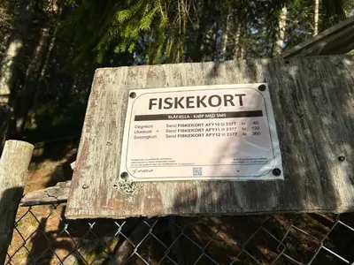 a sign on a fence that reads fish catapult at Stille og fredelig med panoramautsikt in Valsøybotn