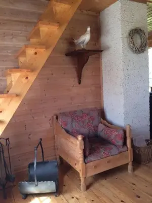 a room with a chair and a bird on a wall at Hardanger Feriesenter Sjusete in Norheimsund