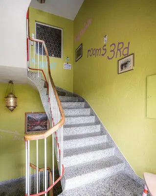 a staircase in a room with a green wall at Tiglkåk in Åndalsnes