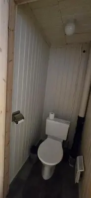 a small bathroom with a white toilet in a room at Røisheim in Tyinkrysset