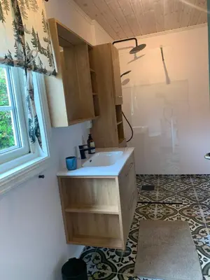 a bathroom with a sink and a shower at Halsteinsplassen in Surteberg