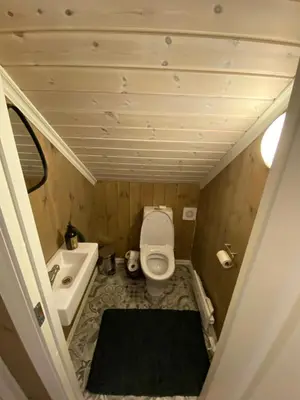 a small bathroom with a toilet and a sink at Endely - ski inn / ut in Rauland