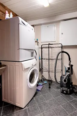 a laundry room with a washing machine and a washer at Utsikten in Sykkylven