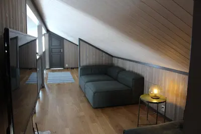 a living room with a couch and a table at Skarvhytta - moderne hytte med flott beliggenhet in Hol