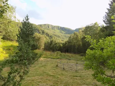 a ring in a field with mountains in the background at Kråkehaugen Feriehus, a perfect holiday retreat near Åheim in Åheim