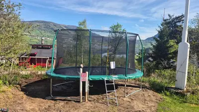 a trampoline in a cage in the dirt at Kvamshaugen hytter in Luster