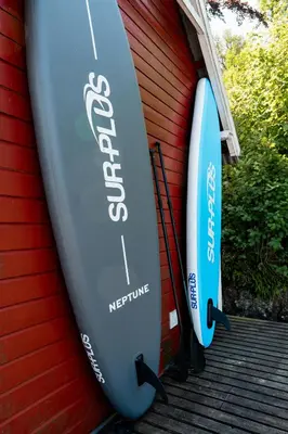 two surfboards are leaned up against a wall at VILLA BRATTHOLMEN in Brattholmen