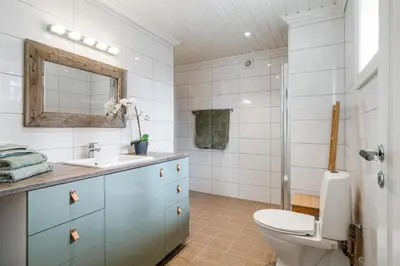 a bathroom with a toilet and a sink and a shower at Budor - Løvsangeren 7 - 60 min OSL - Badstu - Badestamp - 7 Soverom3 bad in Nordset