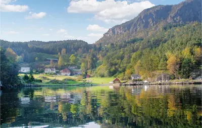 a view of a lake with houses and mountains at Sjøhytta in Vanvik