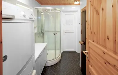 a bathroom with a glass shower and a sink at 4 Bedroom Cozy Home In Auklandshamn in Vestvik