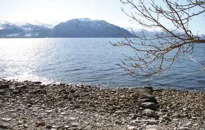 a group of rocks on a shore of a body of water at Holiday Home Ålvik Ytre Ålvik in Ålvik