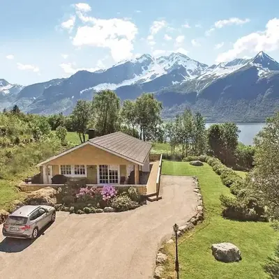 Gorgeous Home In Hundeidvik