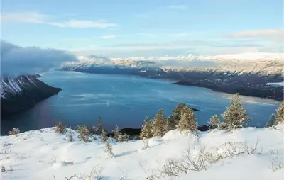 a view of a lake in the snow at Solhavn in Eidsvåg