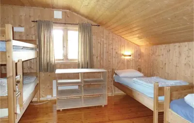 a room with two bunk beds and a window at Storhytta in Vinstra