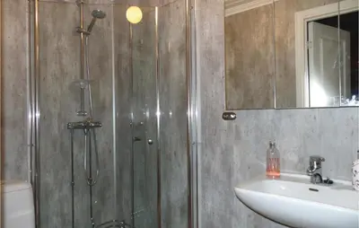 a bathroom with a shower and a sink at Kveldsro in Eina