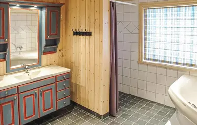 a bathroom with a sink and a mirror at Skarsnuten in Hemsedal