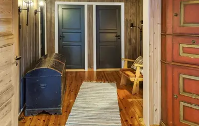 a hallway with two doors and a rug in a room at Månebu in Nesbyen