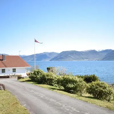 5 Bedroom Beach Front Home In Lavik