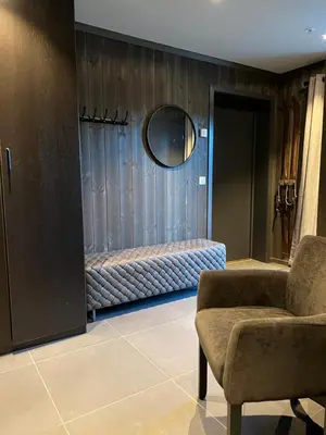 a waiting room with a chair and a mirror at Snøya Lodge in Hemsedal