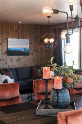a living room with a table with candles on it at Golsfjellet - Bualie, milevis med sykkelveier, fiske og vannaktivitet, ski inn/ut til alpinanlegg og langrennsløyper. in Gol