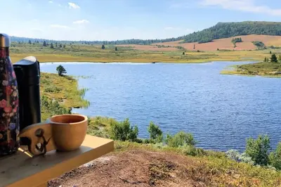 a pot sitting on a ledge next to a lake at Golsfjellet - Bualie, milevis med sykkelveier, fiske og vannaktivitet, ski inn/ut til alpinanlegg og langrennsløyper. in Gol