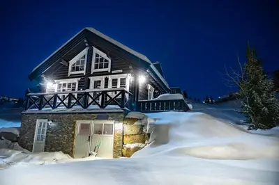 a house in the snow at night at Mosetertoppen Panorama anneks 1B in Hafjell