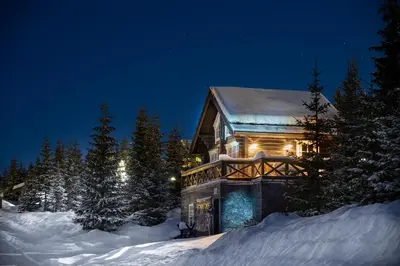a house in the snow at night at Mosetertoppen Panorama, Anneks 2B - Hafjell in Hafjell