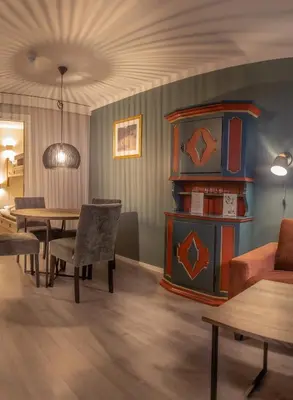 a living room with a table and a stove at Bergo Leiligheter in Beitostøl