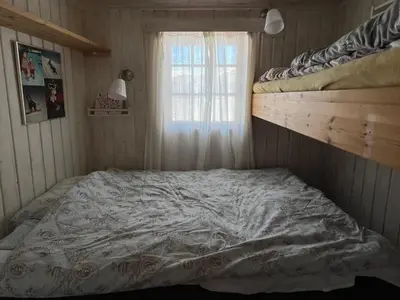 a bedroom with a bed and a window at Beitos hjemmekoselige in Beitostøl