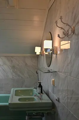 a bathroom with a green sink and a mirror at Sigurd's Loft in Vossevangen