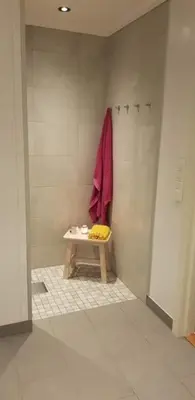 a bathroom with a bench with a pink towel on the wall at Sentralt 10 minutt med buss til Trondheim Sentrum in Trondheim