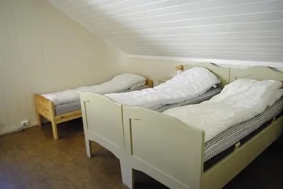 two white beds in a room with a ceiling at Svarteberg Drengestugu - cabin by Ål skisenter in Ål