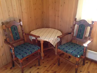 two chairs and a table in a room at Skåbu Camping in Skåbu