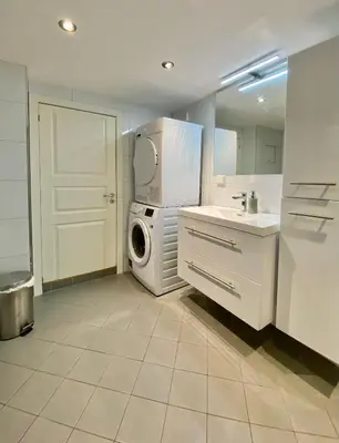 a kitchen with a washer and a sink and a washing machine at Landlig beliggenhet med flott utsikt over Mjøsa in Ulven