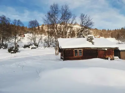 a log cabin with snow on the roof at Flott hytte sentralt i Hallingdal in Ål