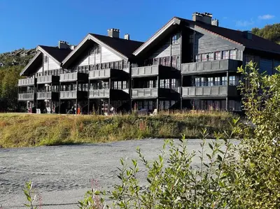 a large building on top of a hill at Beitotind sentralt på Beitostølen in Beitostøl