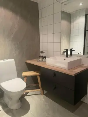 a bathroom with a sink and a toilet and a mirror at Beitotind sentralt på Beitostølen in Beitostøl