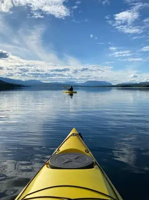 a person in a yellow kayak on a lake at Flott fritidsleilighet i Bualie på Golsfjellet in Gol