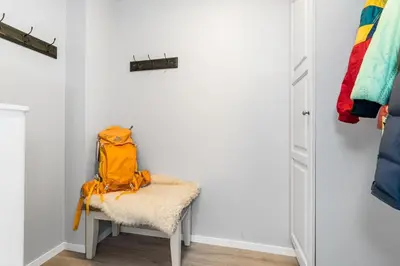 a room with a chair with a yellow bag on it at Leilighet Beitostølen sentrum, terrasse og innendørs parkering in Beitostøl