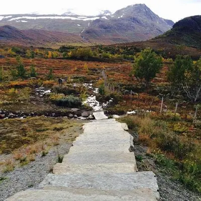 a path on a hill with mountains in the background at Leilighet Beitostølen sentrum, terrasse og innendørs parkering in Beitostøl