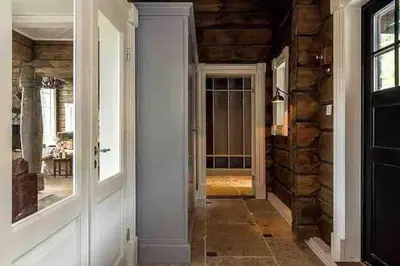 a hallway of a home with a door and a room at Stor og eksklusiv tømmerhytte Hemsedal in Grøndalen