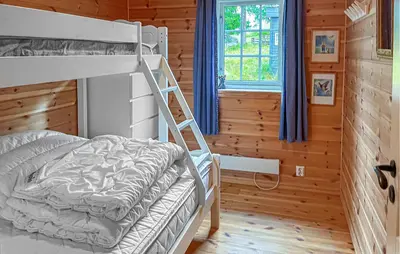 a bedroom with a bunk bed in a log cabin at Stunning Home In Sjusjøen With Sauna in Sjusjøen