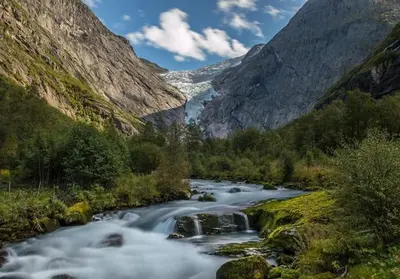 a river in a valley with a mountain at Moderne panoramaleilighet 3-roms i Olden in Olden