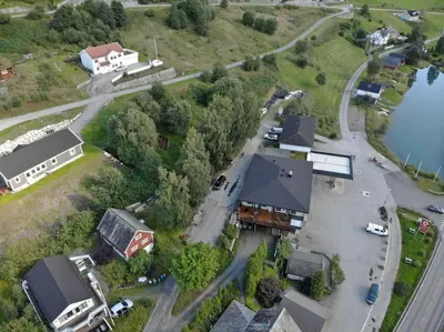 an aerial view of a village with a road and a house at Moderne panoramaleilighet 3-roms i Olden in Olden