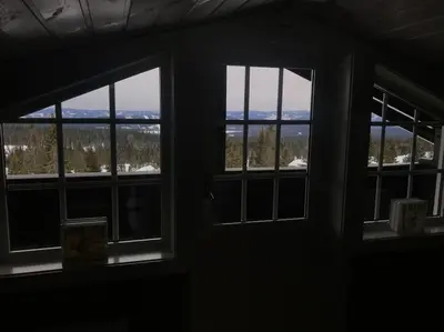 a room with three windows with a view of trees at Stor familiehytte på Småsætra, Sjusjøen in Sjusjøen